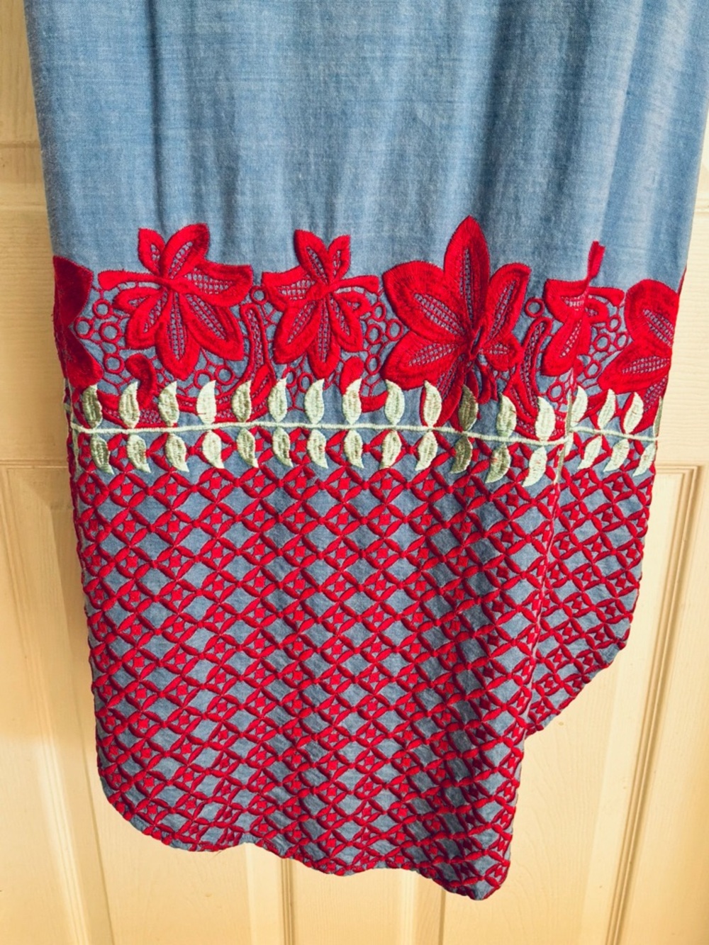 Embroidered Button-Front dress - Picture 11 of 12